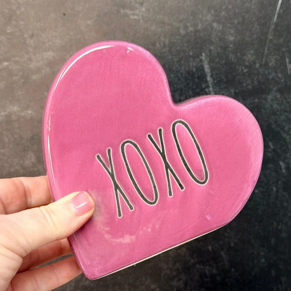 Set of 2 Ceramic Valentine Heart Decor XOXO Be Mine Pink Shelf Sitters